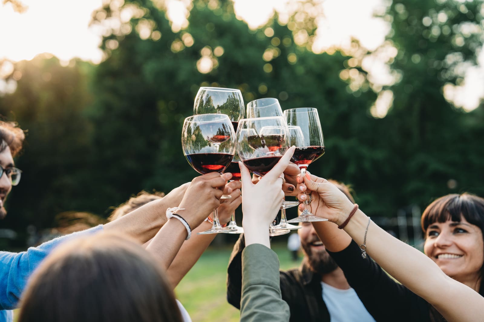 amis qui lèvent leurs verres de Grain d'Envie